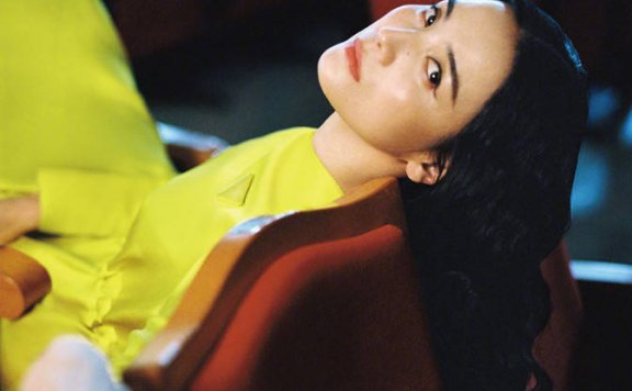 宋佳躺剧院座椅拍杂志，穿柠檬黄配黑丝人美上三分