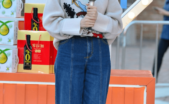 沈梦辰婚后穿卡通毛衣配报童帽，像没长大的小女孩