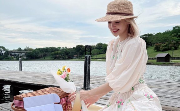 久违的甜美优雅:Blackpink Lisa这身浪漫装扮是春季野餐穿搭范本!