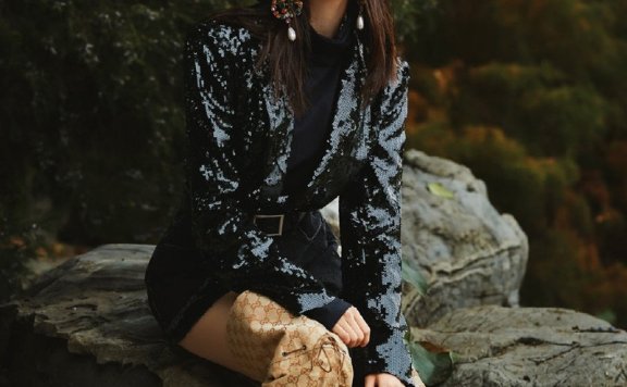 祝绪丹林间漫步展现少女灵动姿态时尚杂志写真