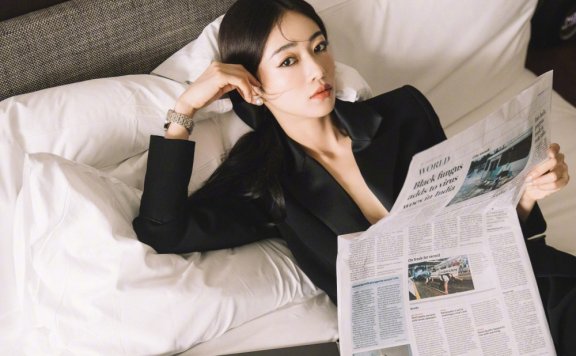 吴谨言身穿黑色西装大玩真空诱惑活动造型