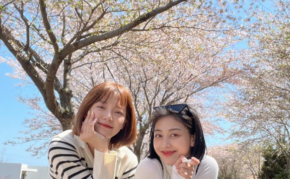 从甜美变俏丽，金世正的耳下短发造型太好看