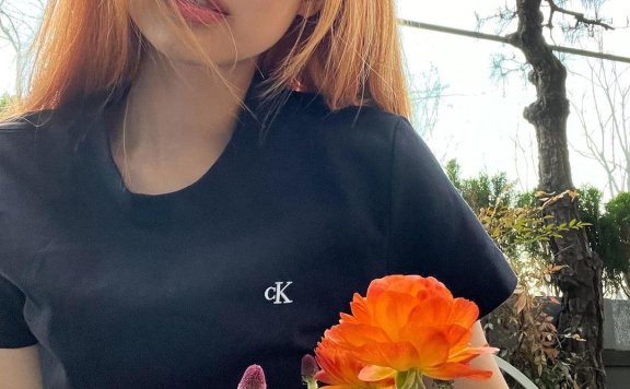 Jennie染了一头亮丽金桔橘发色，原来是为了致敬这部科幻电影！