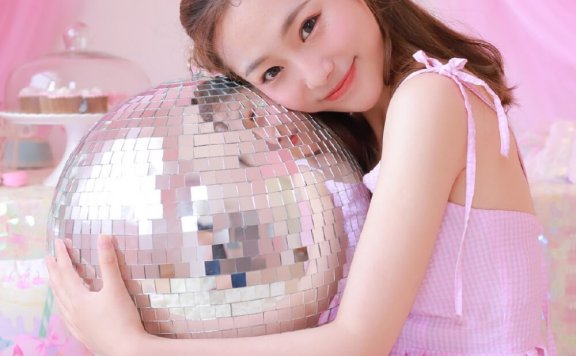 粉嫩美女吊带短裙香肩美腿甜美迷人私房图片写真