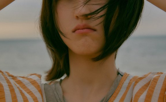 张子枫向往日落写真沙滩落日少年感绝了