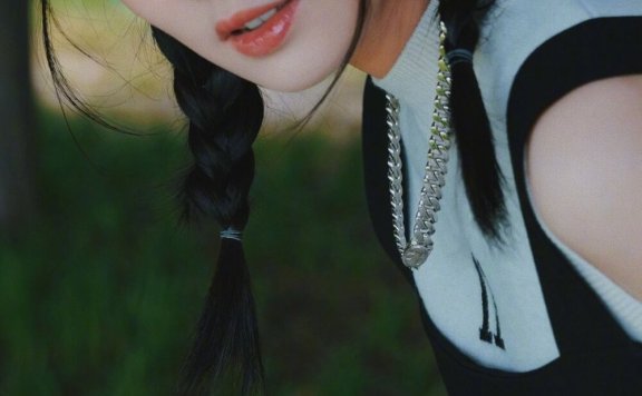 酷似白鹿的美女小姐姐麻花辫棒球帽户外写真