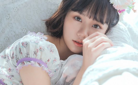 短发美女萝莉露脐装超短裤小蛮腰大长腿图片