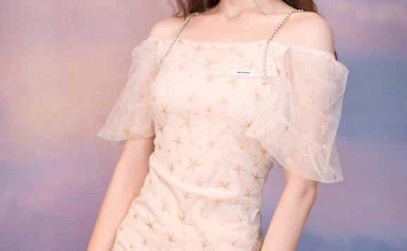 徐璐小短裙尽显少女范,香肩半露才诱惑