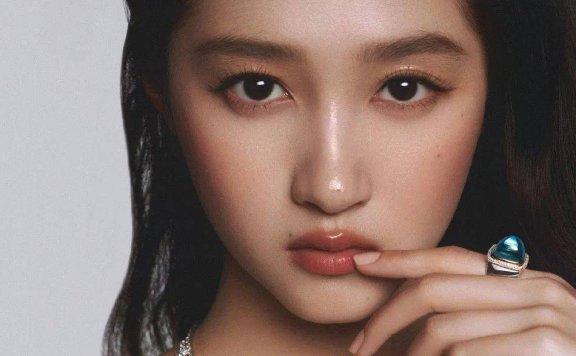 关晓彤写真大秀事业线,英姿飒爽气场全开!