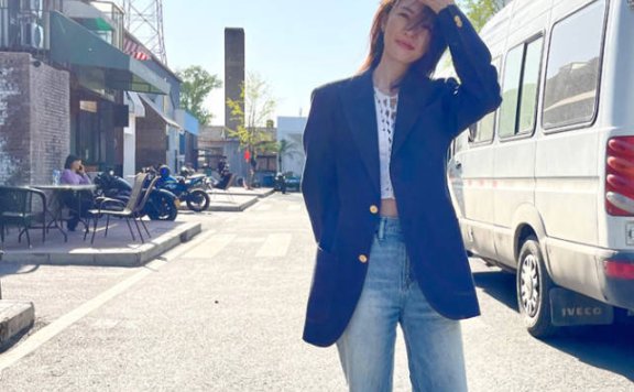 童瑶穿西装配露脐短装,站马路上双手反背像老干部