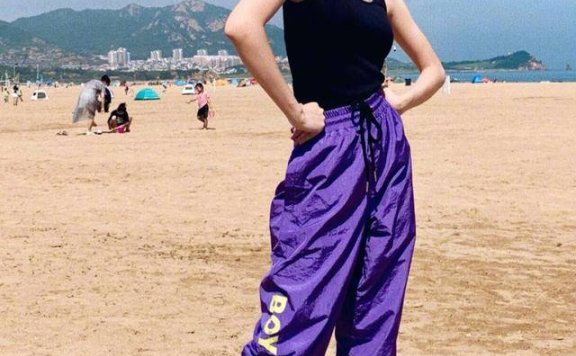 张雪迎紫色工装裤搭黑色背心，轻松打造时髦帅气范