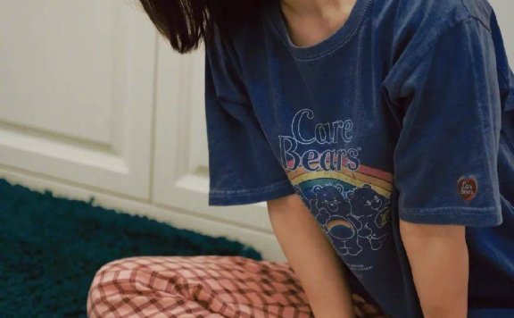 张佳宁居家写真超甜美,穿简单T恤和居家裤活力满满!