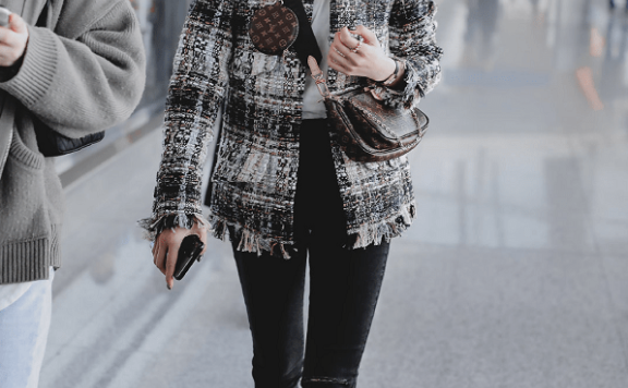 吴宣仪街拍:穿格纹外套搭配黑色破洞裤青春活力时尚感十足!