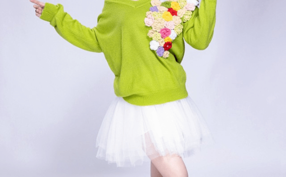 柳岩穿针织衫配短款白纱裙,造型唯美让人心动