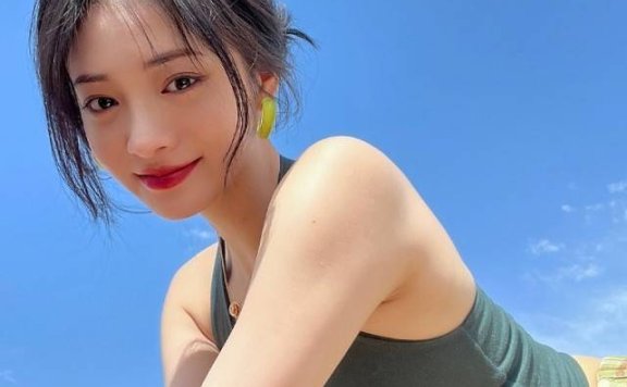 周洁琼的“蝴蝶肩”太美了，穿无肩背心外出野餐活力满满好少女