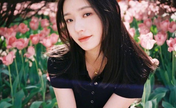 林允轻嗅花朵美图超惊艳!俏脸清纯肌肤娇嫩太靓丽多姿