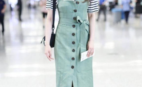 张含韵方领上衣叠穿背带裙,田园美十足!