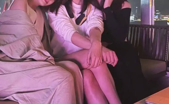 陈妍希同框阿sa杨丞琳稳居C位,穿基础款卫衣露腿少女感十足