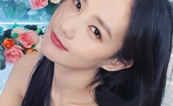 李一桐穿碎花吊带裙秀白皙香肩!精致可爱谁不喜欢