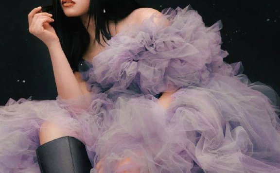 沈月写真浓妆艳抹大秀白皙香肩,造型大胆吸睛太美艳!