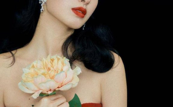 杨采钰穿复古抹胸红裙惹眼出众,这身段太美出了