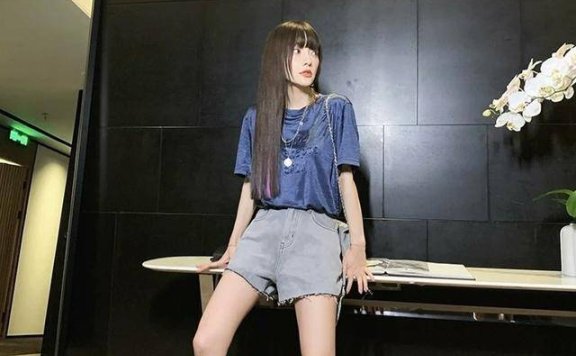 李小璐刘海搭配黑长直发型网红范儿十足，年龄成迷