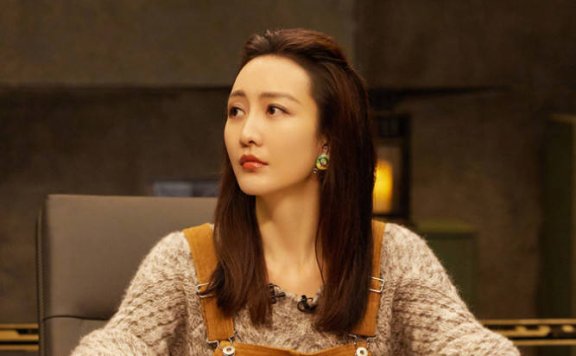 王鸥穿背带裤配粗线毛衣上综艺节目,90度夹腿坐姿太惊艳