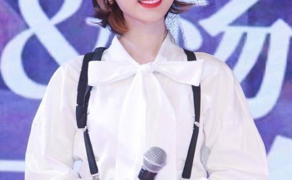 毛晓彤穿白衬衫配背带裤，中性打扮气质十足！