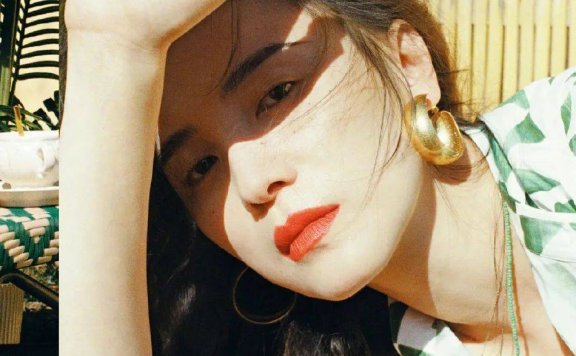 宋佳复古港风写真造型！成熟妩媚太有气质