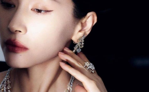 王子文穿吊带裙变身黑天鹅!肤白貌美太性感撩人