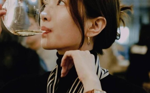 江疏影太适合迪奥风了,穿黑色小香风西装有富家千金既视感