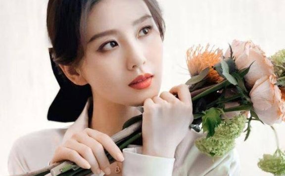 刘诗诗名媛气质真高贵,浅色西装裙配烈焰红唇美得不可方物