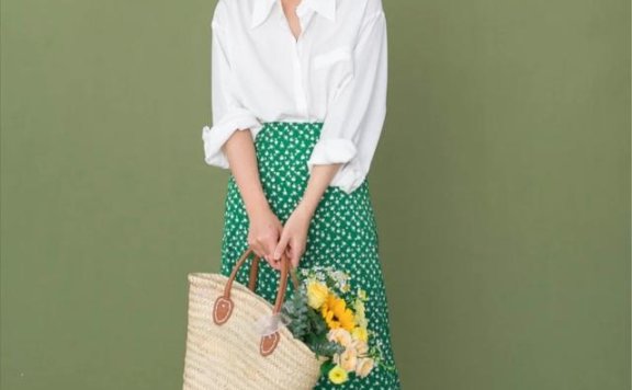 时尚女人穿衣之道:越简越高级,春天有一件百搭白衬衫就够了