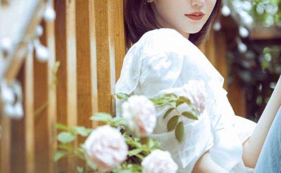 毛晓彤白色泡泡袖上衣搭配淡色牛仔裤，真被美到了