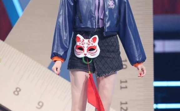 关晓彤御姐造型太撩人,彩色针织衫配黑色低领背心挺有个性!