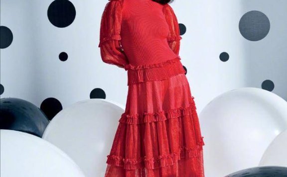 林允穿红裙拍摄杂志大片,这样的时尚网友表示看不懂