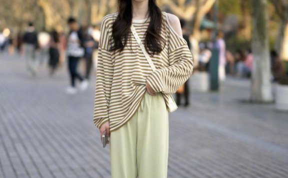 春夏换季怎么穿衣打扮,杭州美女街拍大方时髦,随便穿搭都能借鉴