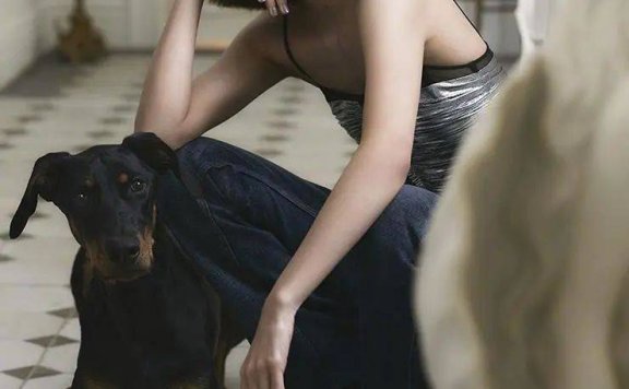 LISA穿露脐短装秀马甲线小蛮腰!冰肌玉骨性感火辣