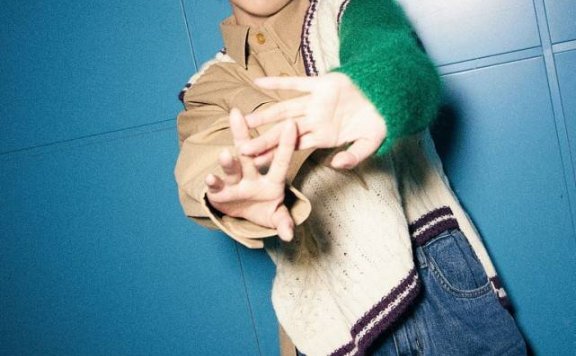 杨丞琳“竹竿腰”让人惊艳，成都旅游穿短上衣太显瘦