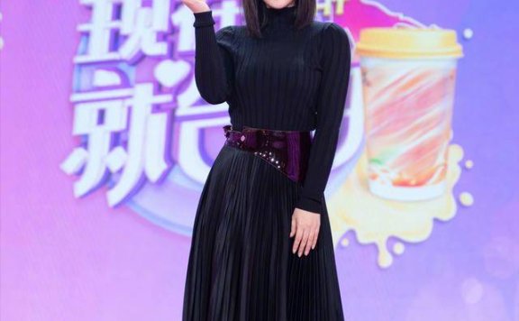 柳岩穿针织衫配丝绒裙优雅迷人,好身材都不用刻意秀