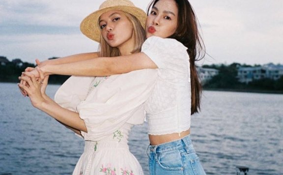 Lisa回国后大变样!男友视角下光脚穿印花裙踏青宛如仙女下凡