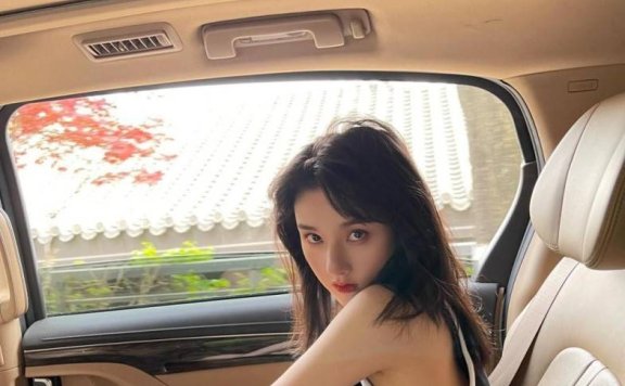 宋祖儿平价单品穿出了高级感,随便穿一条小黑裙又纯又欲