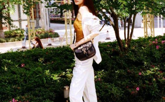 基础单品怎么穿出时髦感?快学超模何穗穿衣打扮,成为潮流达人