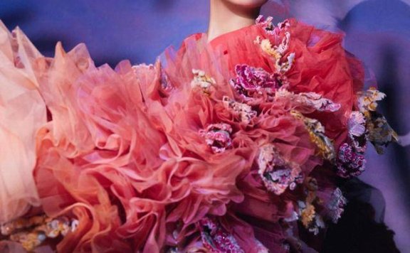 杨丞琳夸张红裙犹如花仙子，渐变色系提升造型品位