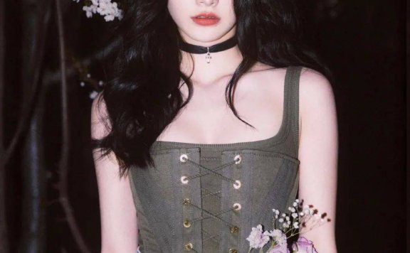 周洁琼穿吊带棕衣，白皙香肩和胳膊甜酷感十足！