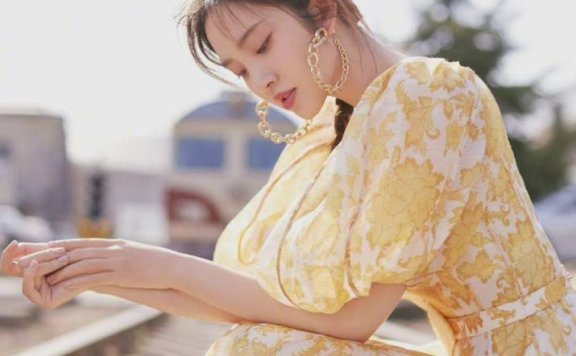 唐艺昕穿碎花裙梳马尾辫,打扮的和18岁小姑娘差不多