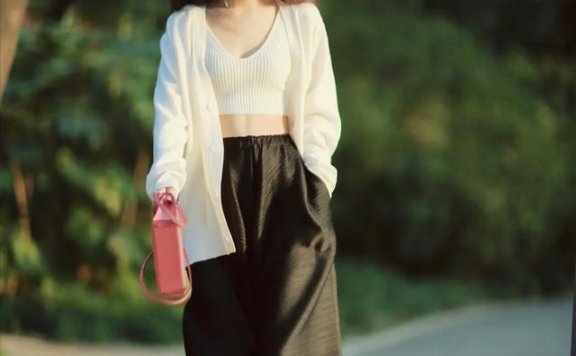 这两位时尚博主太会穿衣打扮,用三种单品轻松打造好气质!