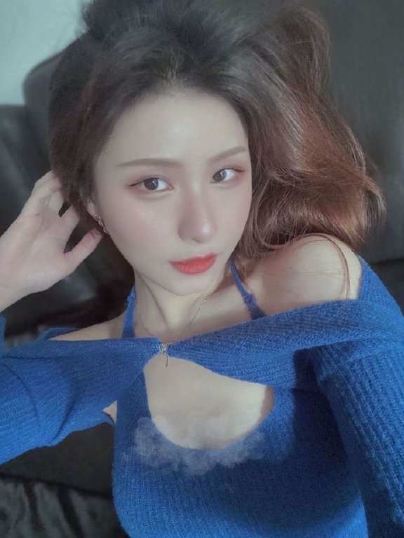 有着天使脸蛋的「正妹平面设计师」,小背心展现「迷人S曲线」!