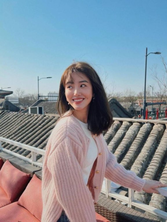 杨采钰户外屋顶拍照,穿粉嫩的针织衫如少女一样清纯!