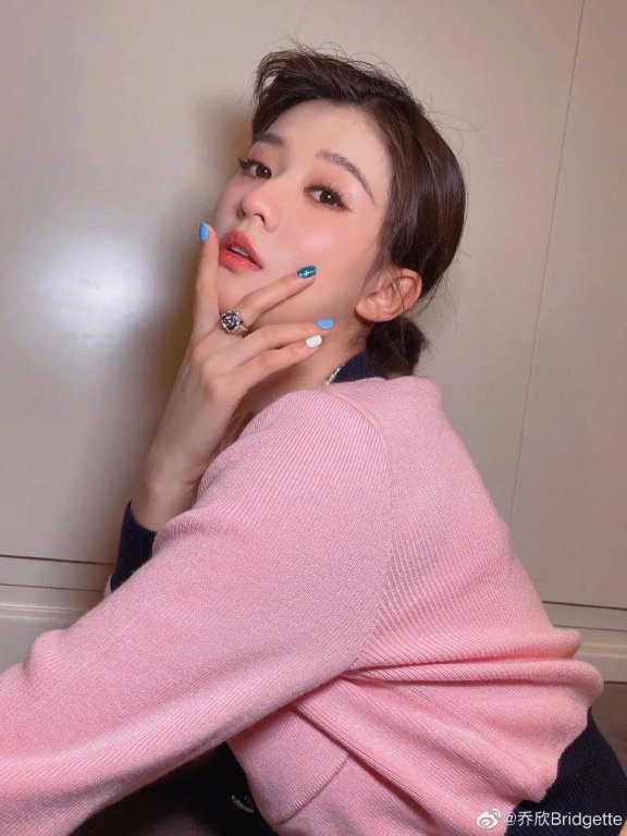 乔欣晒甜酷风写真超妩媚!单手撩脸颊美艳动人